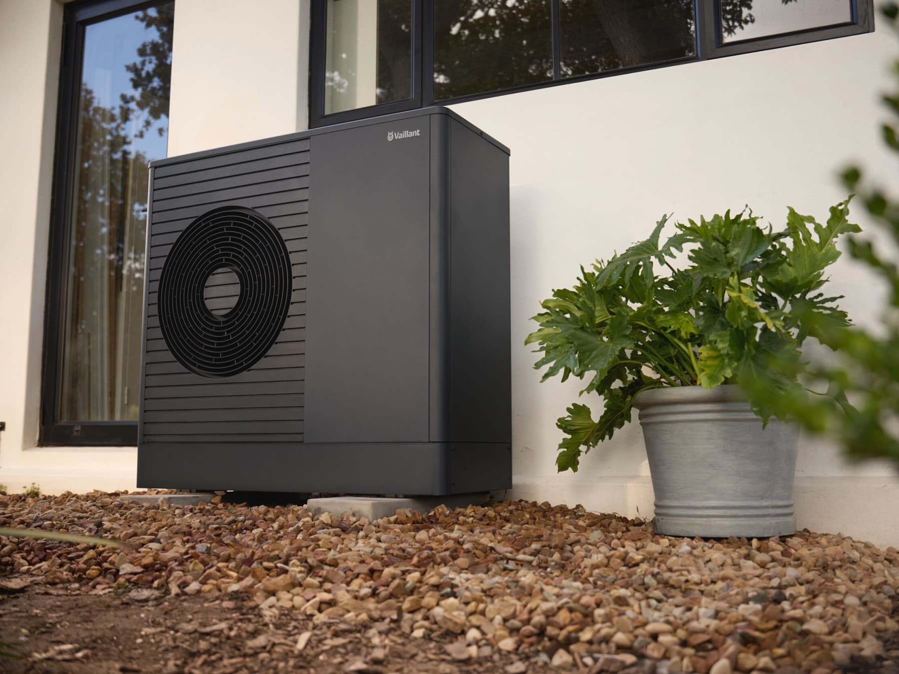 Bomba de calor Vaillant en un jardín verde.