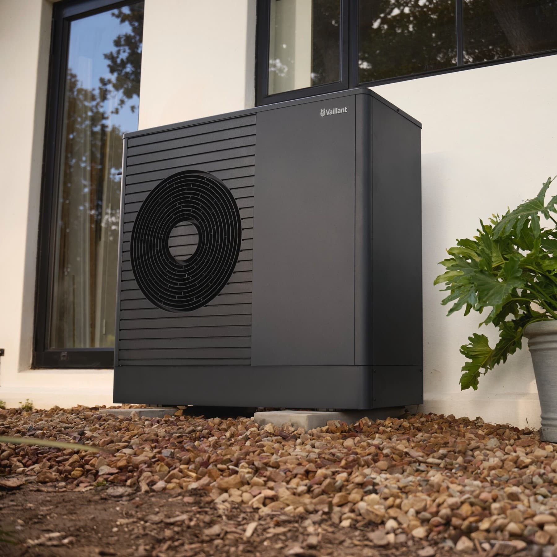 El aroTHERM exclusive ES cerca de una puerta