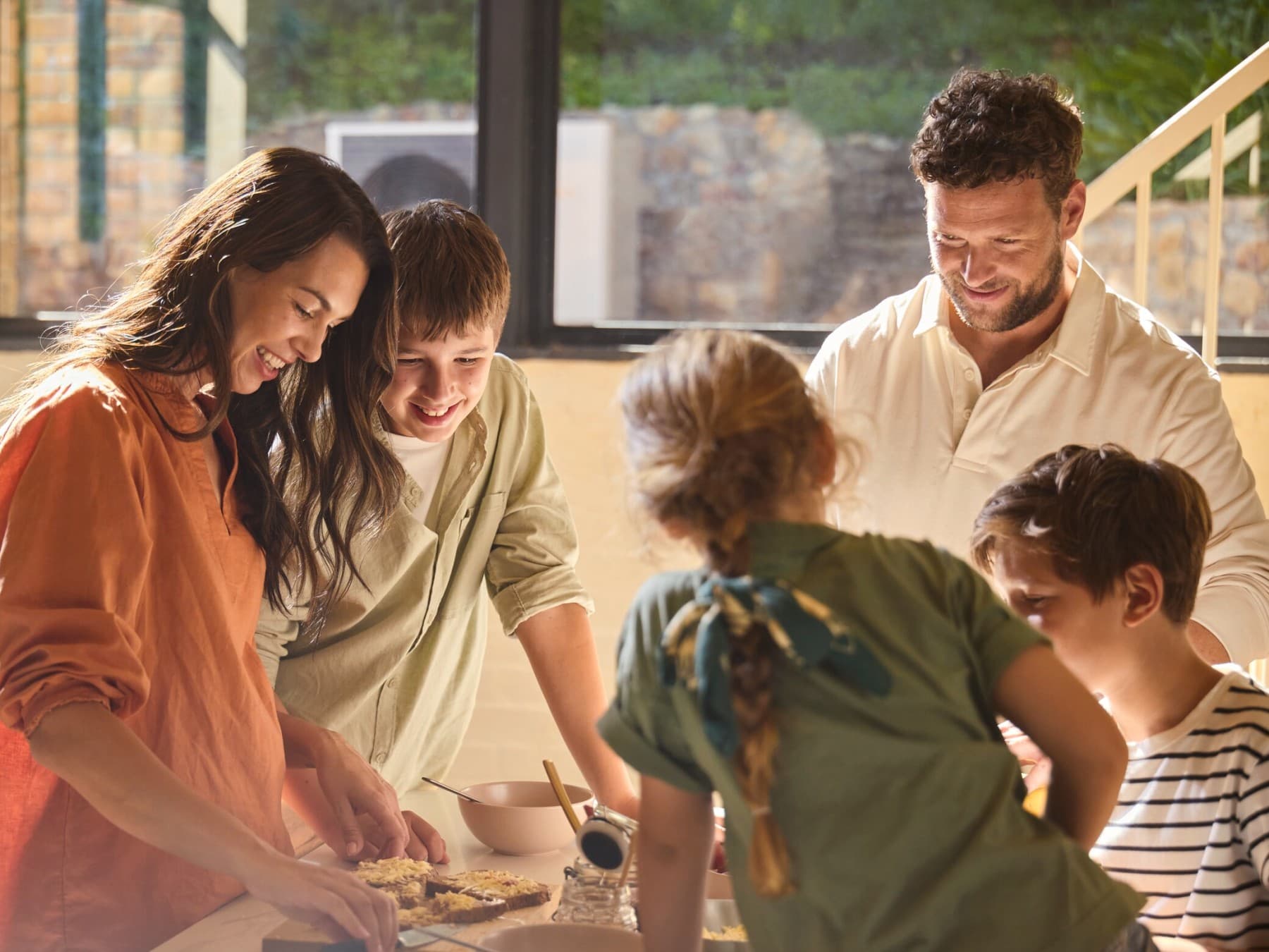 Familia en la cocina