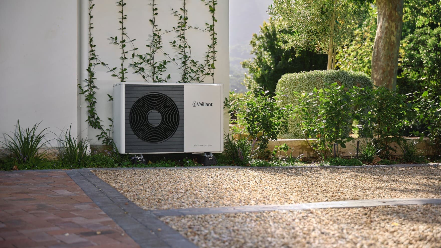aroTHERM Split plus fuera de una casa