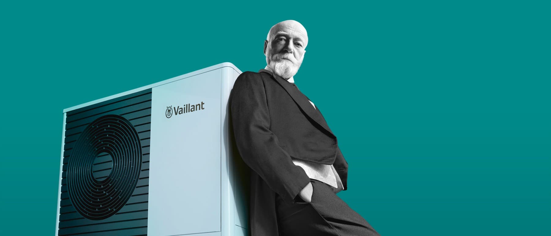 Johann Vaillant apoyado en una bomba de calor