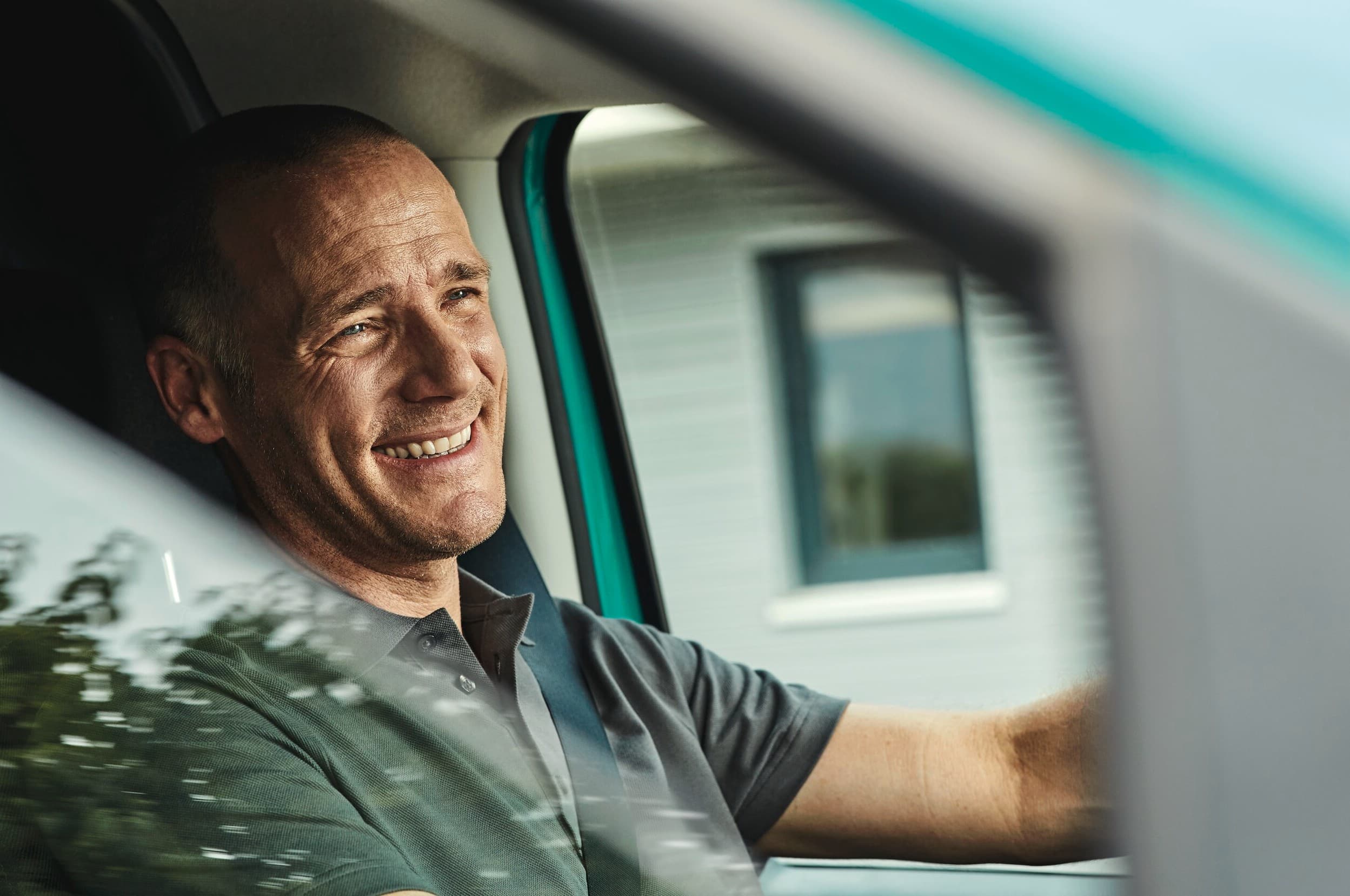 Técnico Vaillant en su vehículo de trabajo, sonriente