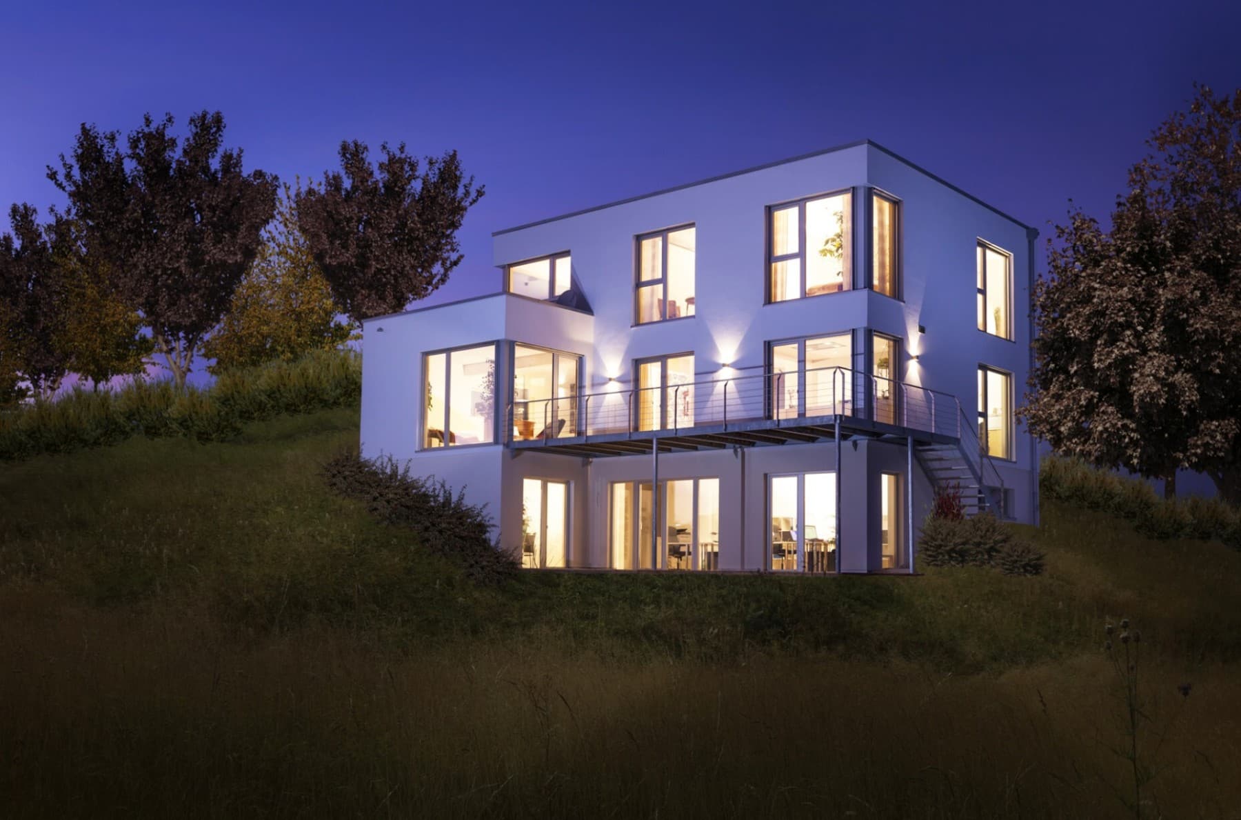 Casa iluminada por la noche
