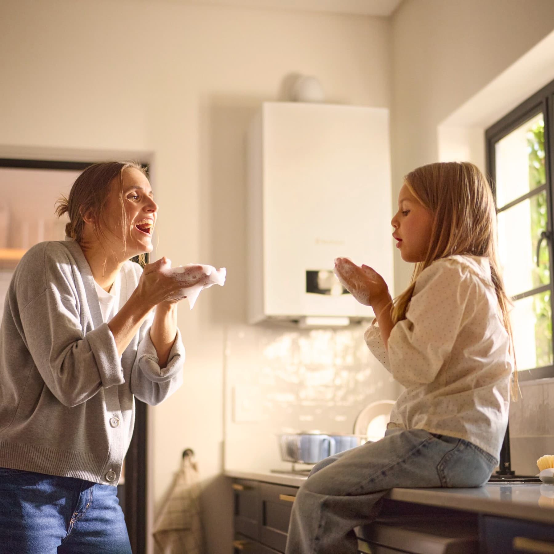 Una madre y su hija jugando con pompas de jabón