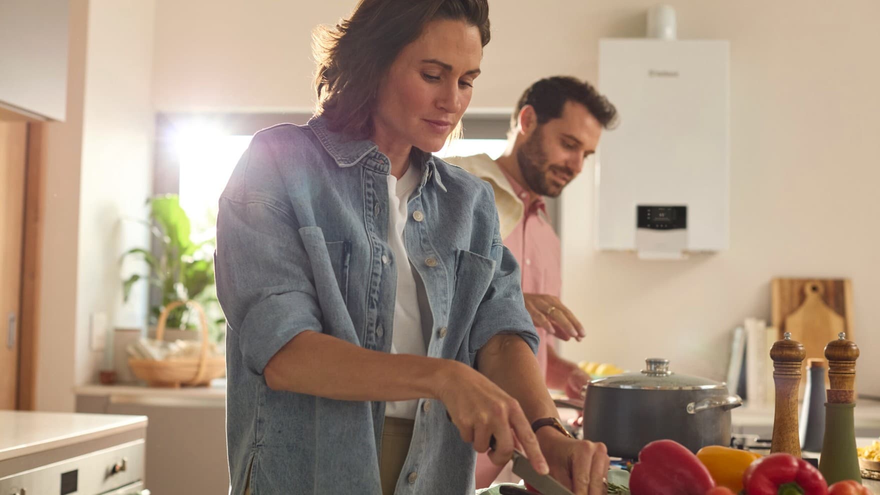 Pareja en su cocina