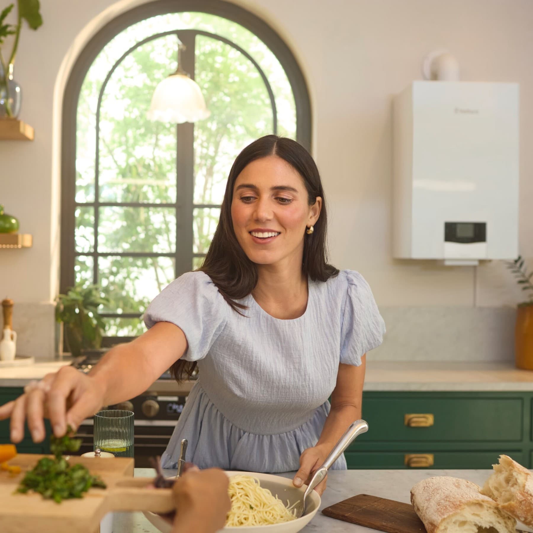 Mujer cocinando en la cocina