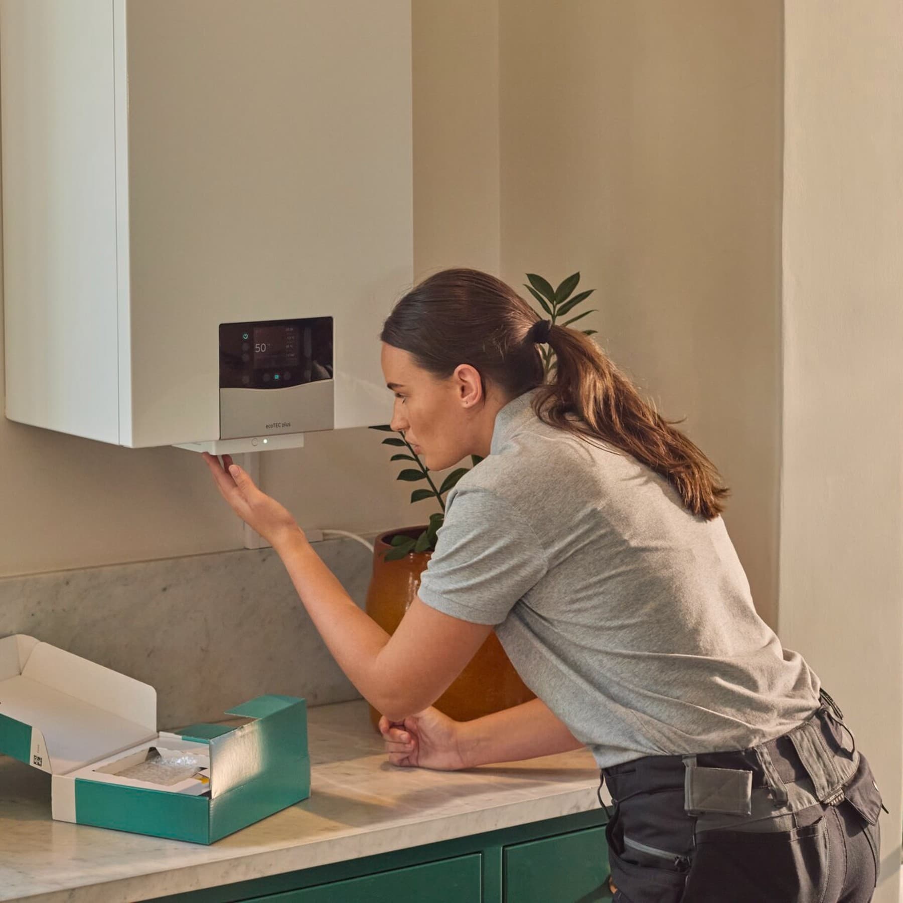 Servicio técnico de Vaillant revisando una instalación