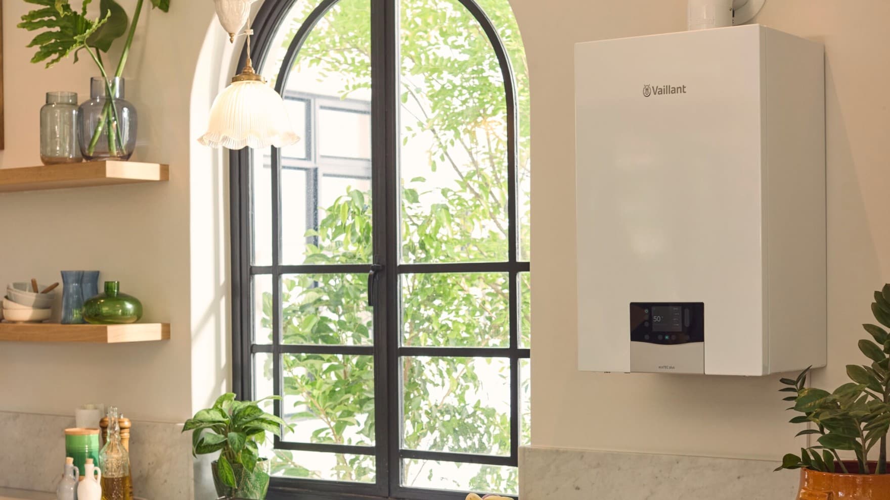 Caldera de condensación a gas ecoTEC plus montada en la pared en una cocina.