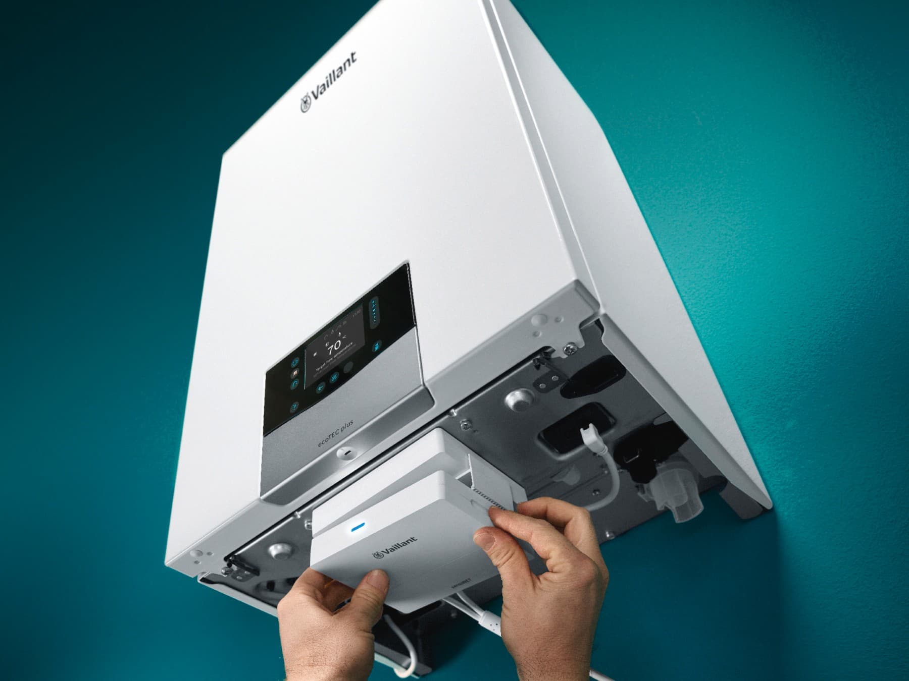 Módulo de conectividad myVAILLANT instalándose bajo una caldera ecotec plus