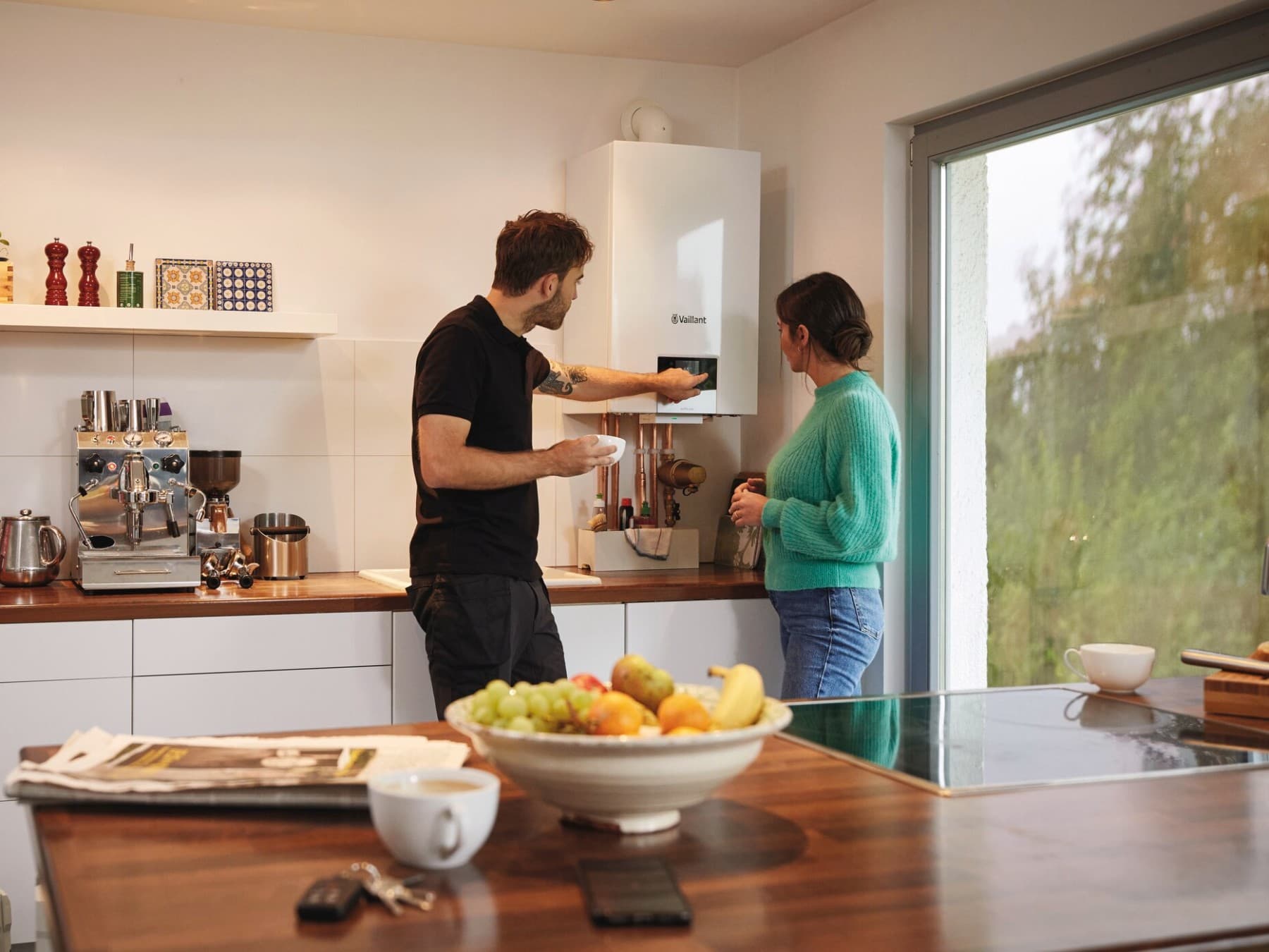 Mujer en su cocina con su caldera Vaillant instalada