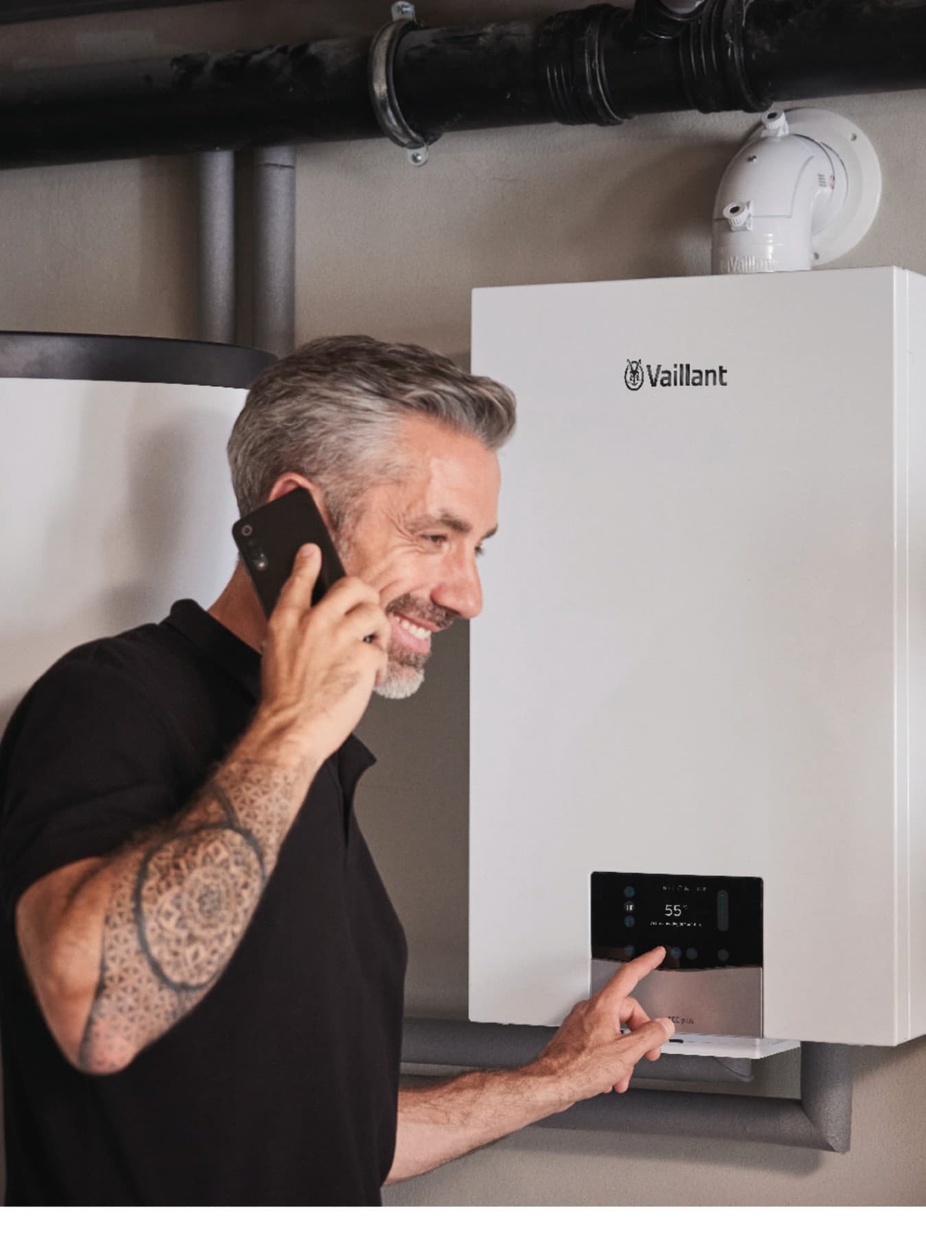 Instalador de Vaillant trabajando en una caldera para realizar tareas de mantenimiento.