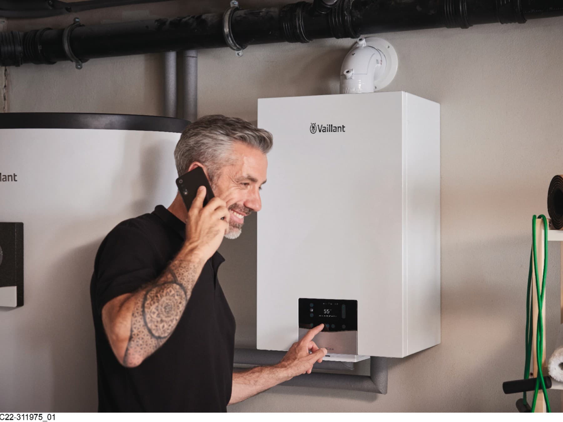 Instalador de Vaillant trabajando en una caldera para realizar tareas de mantenimiento.