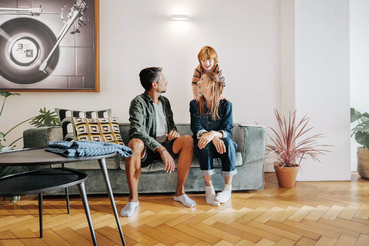 Familia disfrutando del confort de su suelo radiante