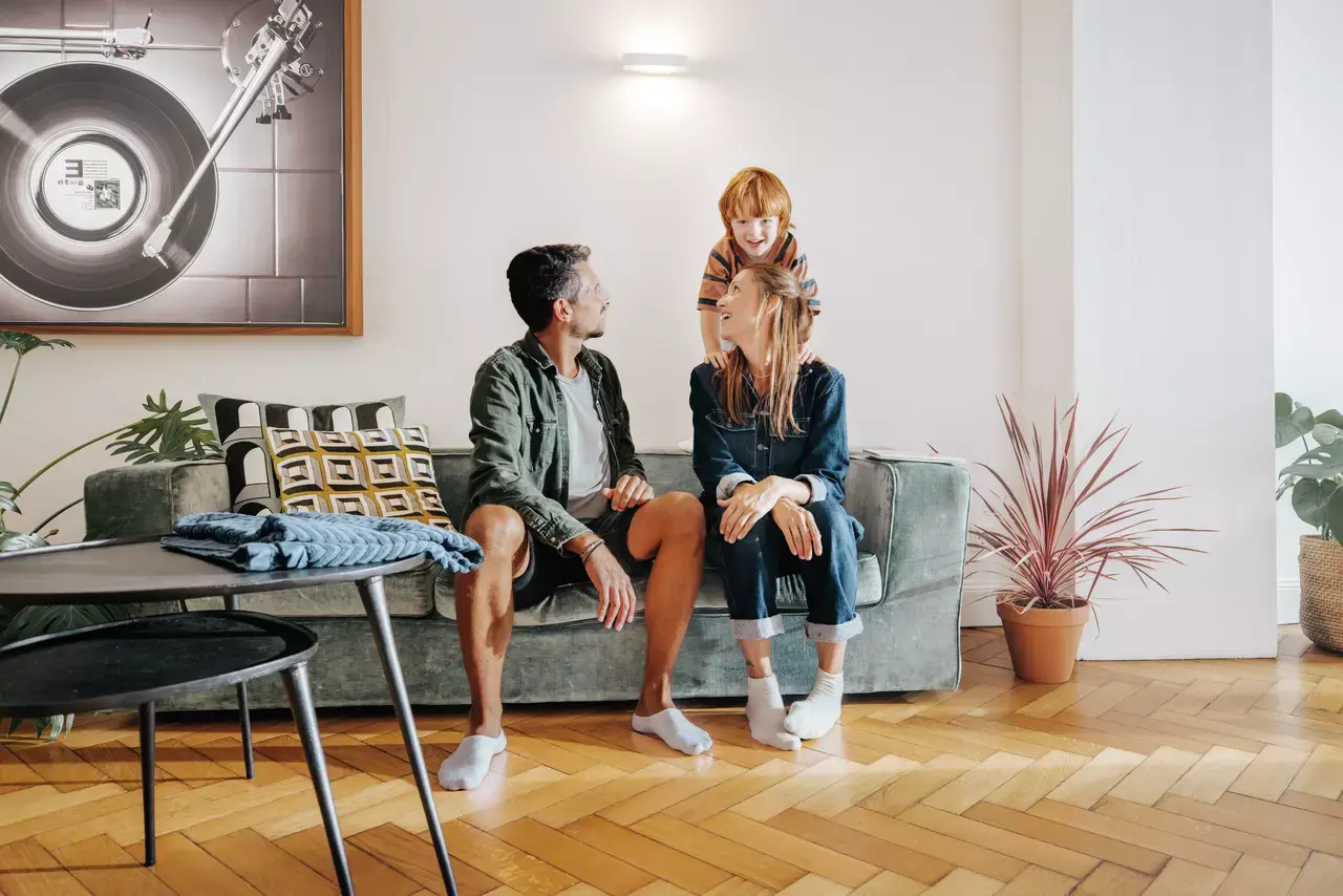 Familia disfrutando del confort de su suelo radiante