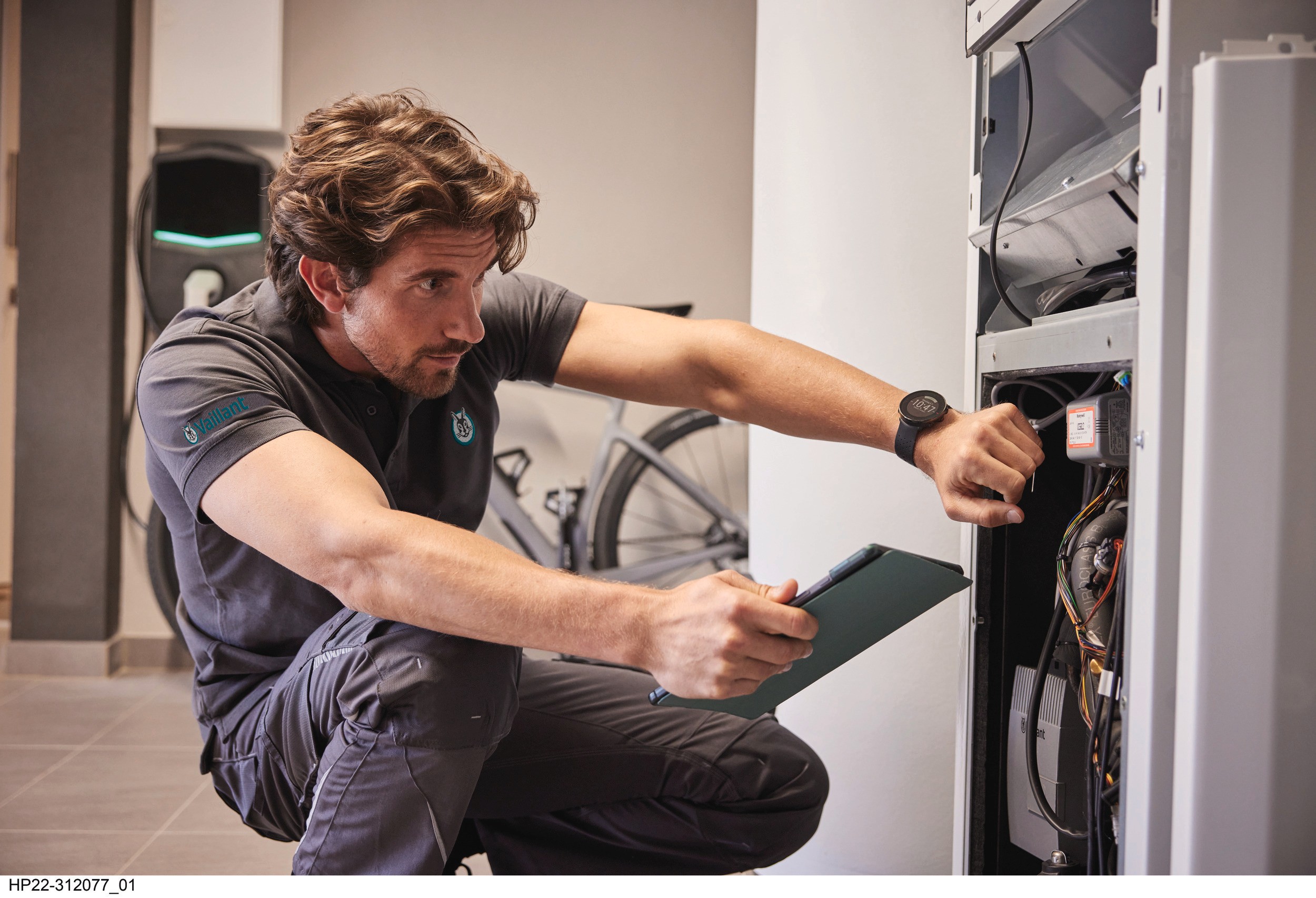 Técnico oficial Vaillant revisando un equipo.