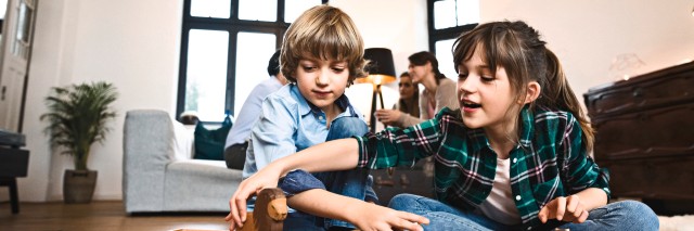 Niños jugando en el suelo