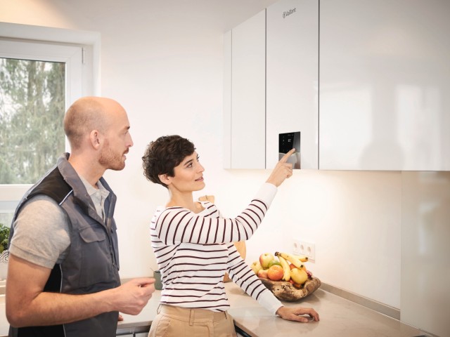 Mujer junto a un técnico en la cocina