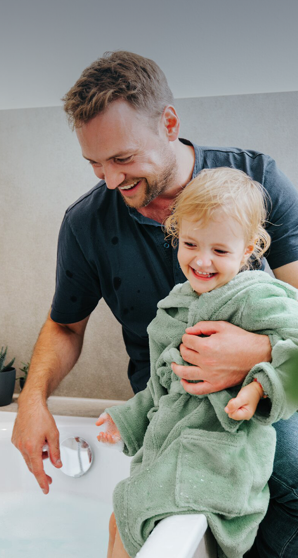 Padre con su hijo en el cuarto de baño