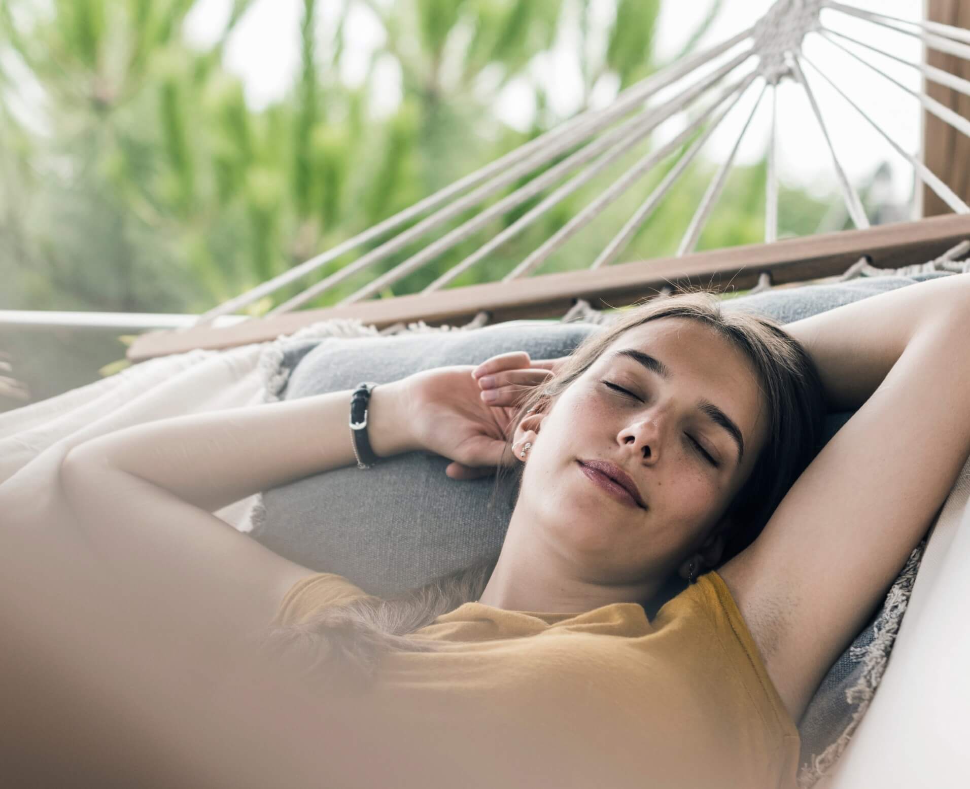 Mujer durmiendo en una hamaca