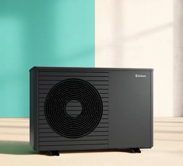 Imagen frontal de aroTHERM exclusive ES en una sala limpia
