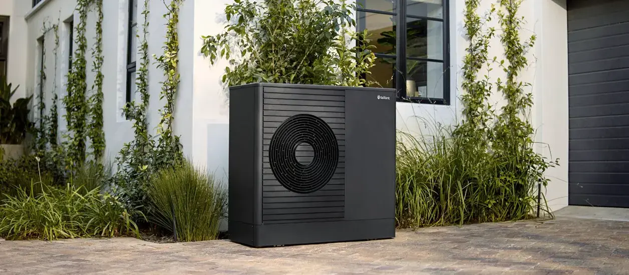 aroTHERM exclusive ES instalada en la parte delantera de la casa