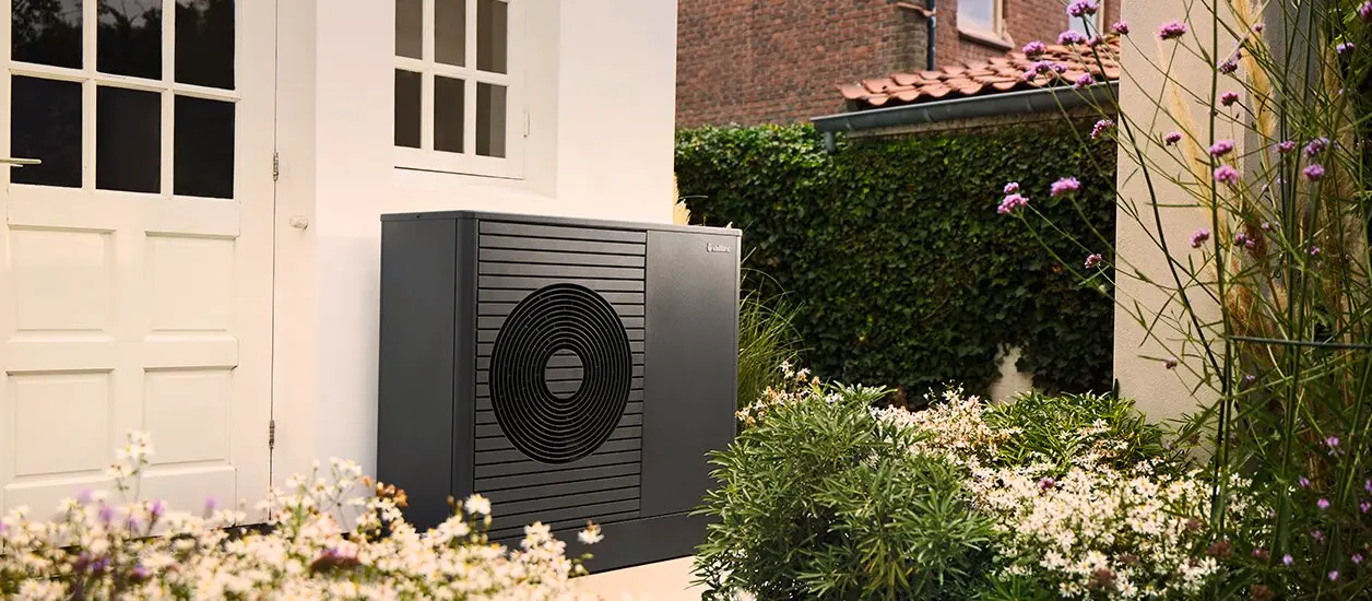 aroTHERM plus ES en color antracita.