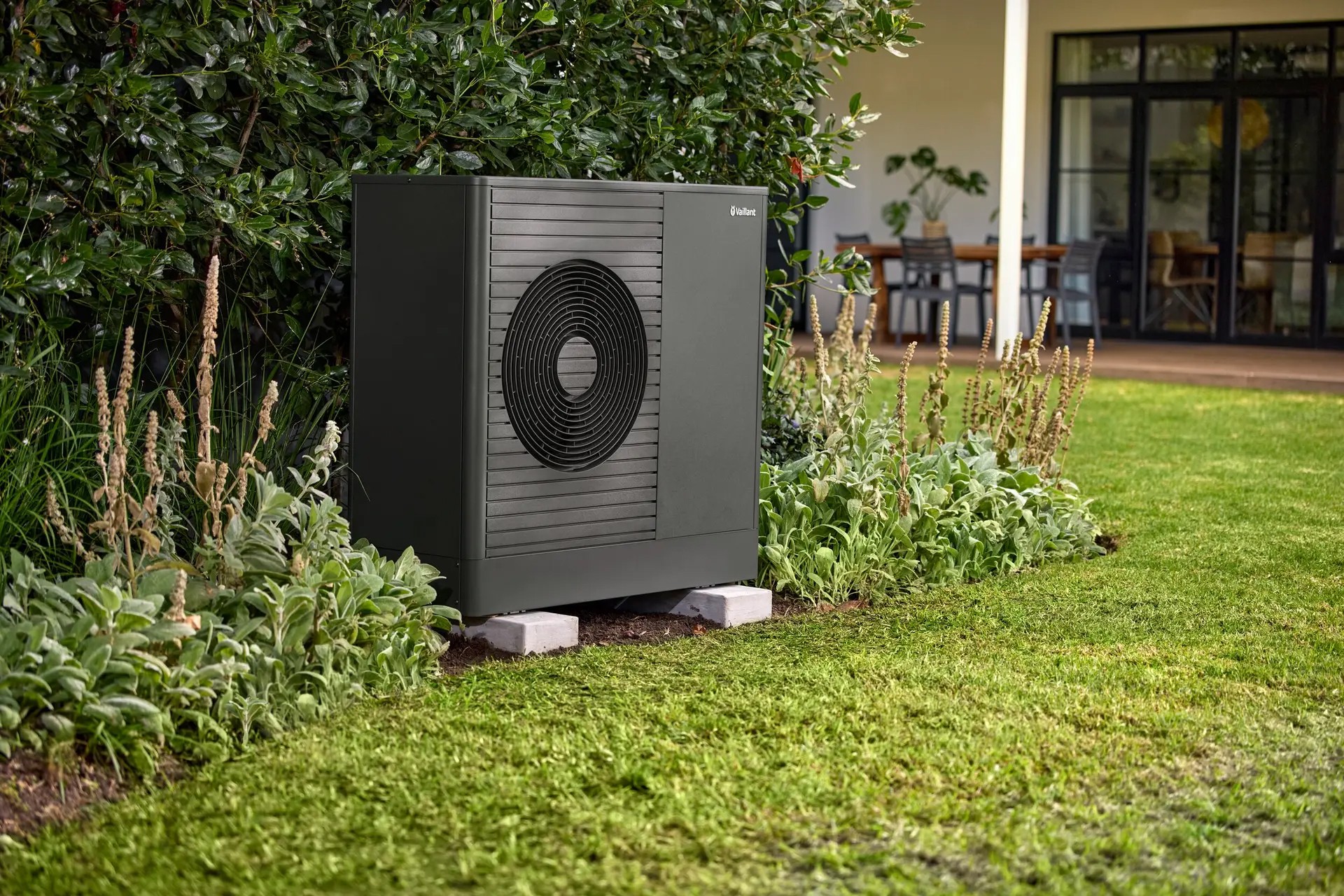aroTHERM exclusive ES instalada en un jardín