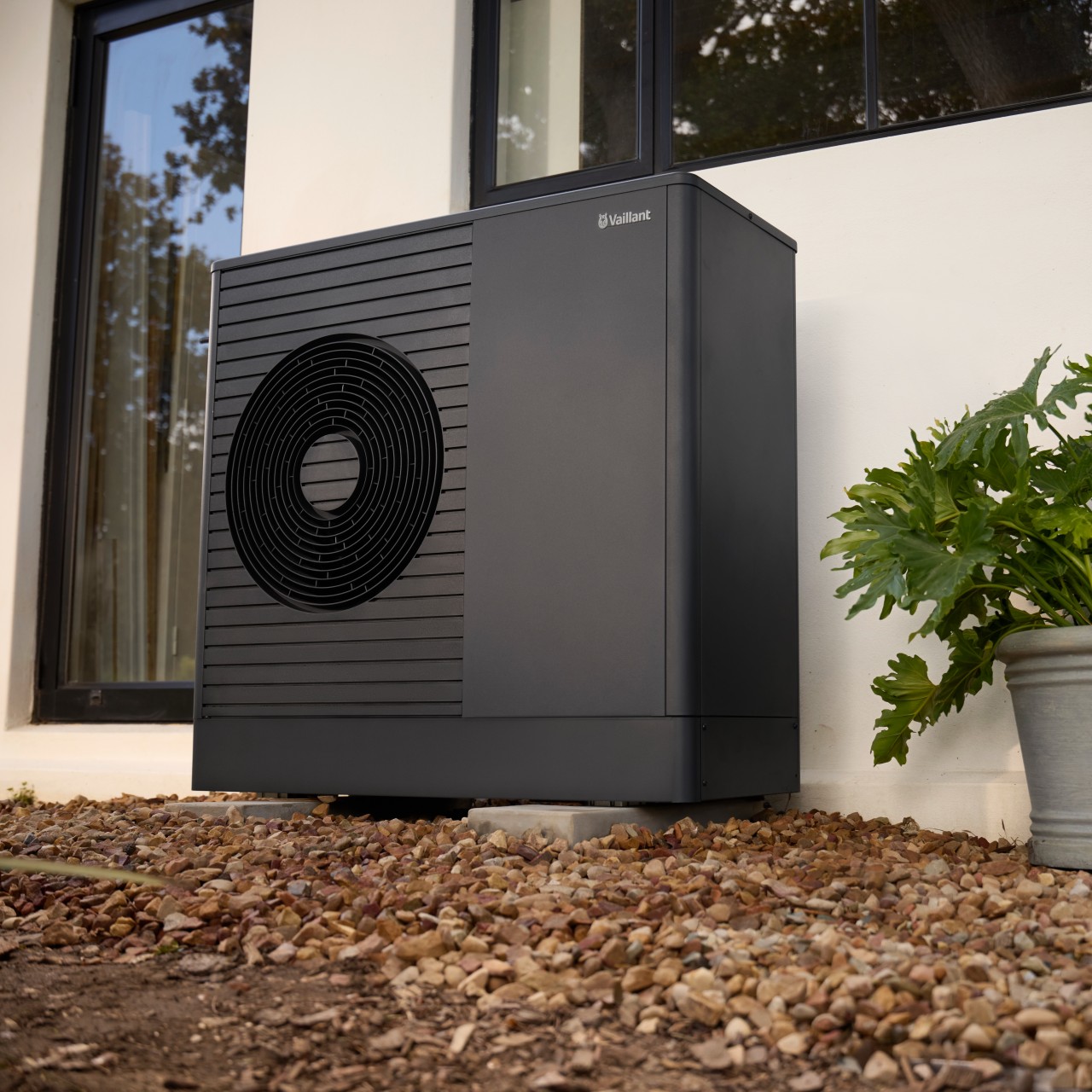 aroTHERM exclusive ES instalada en la entrada de una casa.