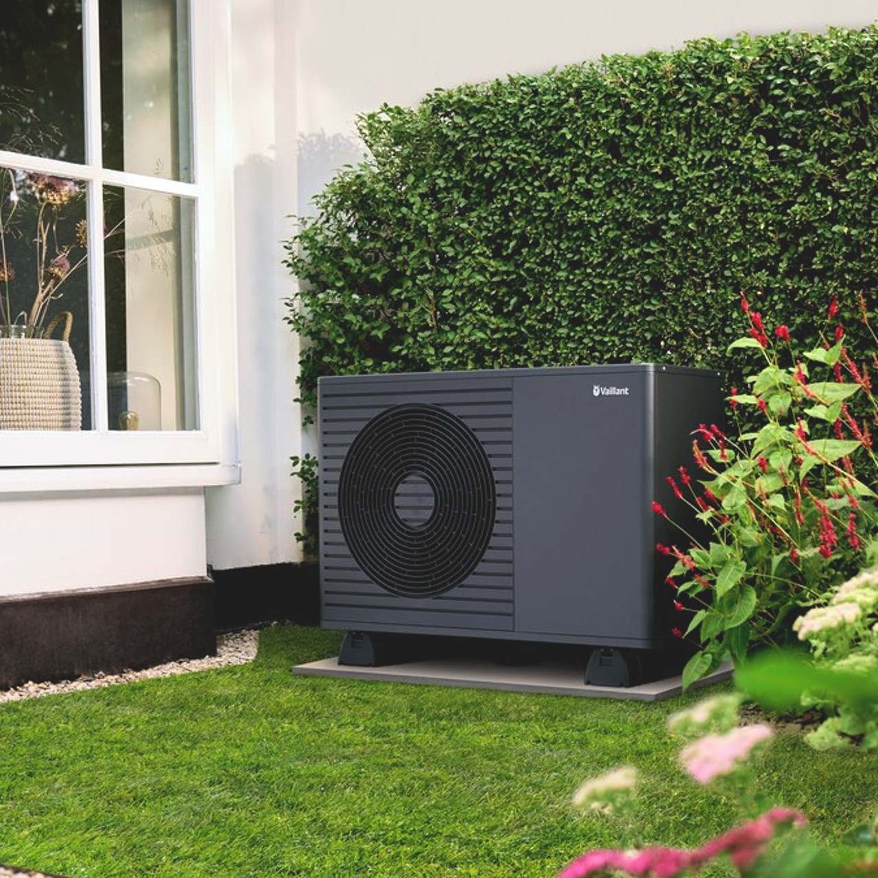 aroTHERM plus ES instalada en la entrada de una casa.