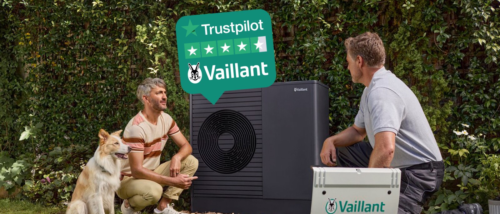 Instalador en un jardín explicando la nueva bomba de calor Vaillant