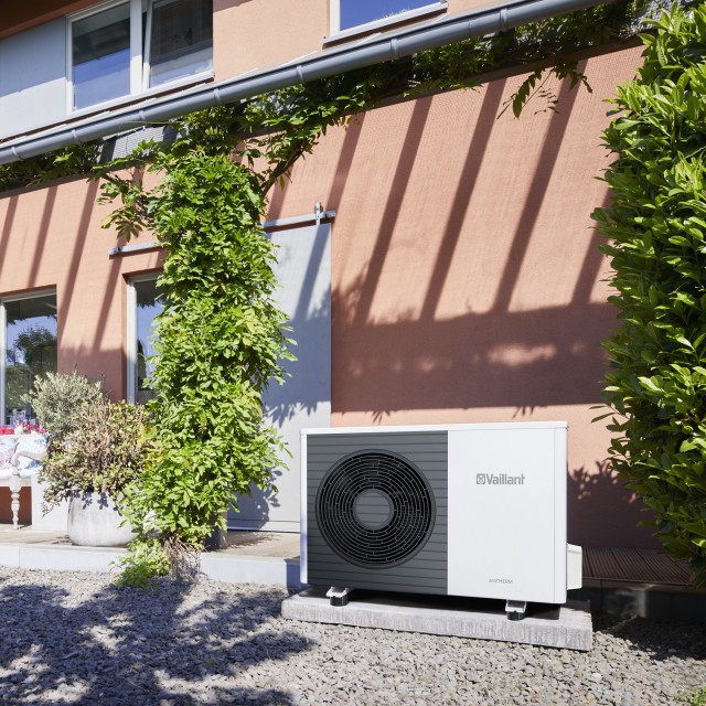 Bomba de calor aroTHERM split en el exterior de una vivienda